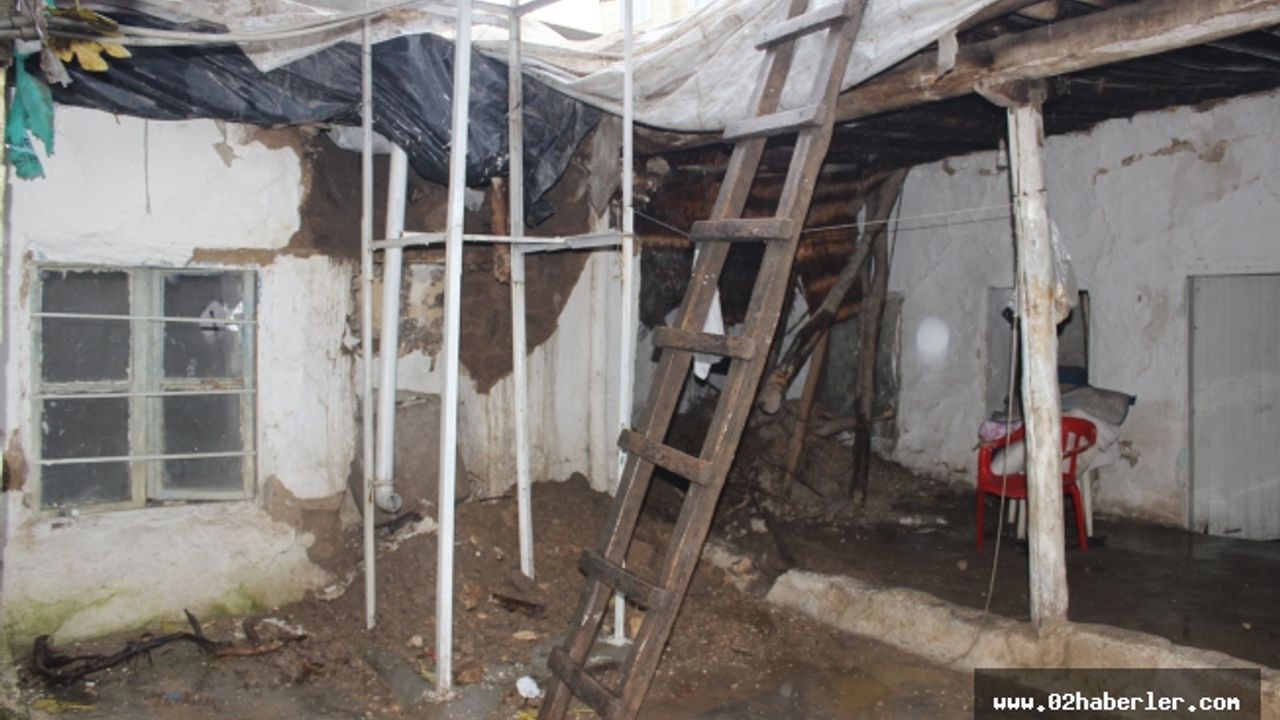 Şiddetli yağış evi yıktı 