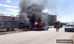 Alev alev yanan minibüs ateş topuna döndü 