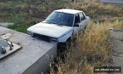 Otomobil Betona Çarptı: 2 Yaralı