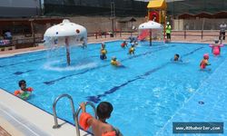 Sıcaktan Bunalan Gençler Havuzlarda Serinliyor 