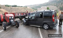 Traktör ile Hafif Ticari Araç Çarpıştı: 4 Yaralı 