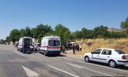  Otomobil yol kenarında bekleyen aileye çarptı: 6 yaralı 