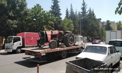  Besni'de traktör devrildi: 2 yaralı 
