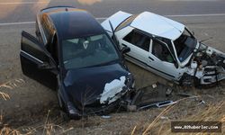 Kahta’da İki Otomobil Kafa Kafaya Çarpıştı: 4 Yaralı