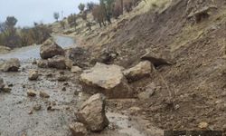 Yola Düşen Kayalar, Köy Yolunu Ulaşıma Kapattı