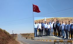 Kahta Belediyesi İlçe Girişine Dev Türk Bayrağı Dikti