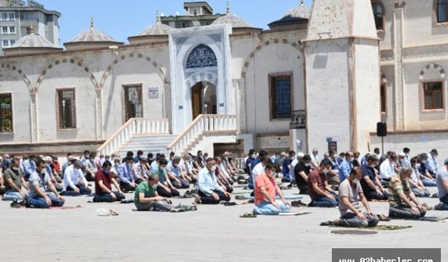 ADYÜ Camii’nde 11 Hafta Sonra Cuma Namazı Kılındı